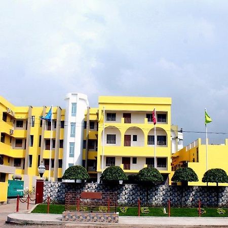 Hotel Samrat Baharampur Exteriér fotografie