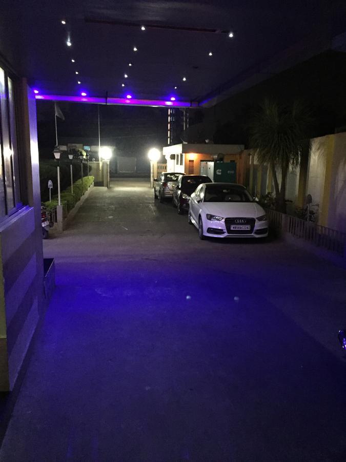 Hotel Samrat Baharampur Exteriér fotografie