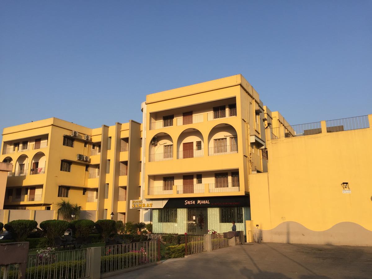 Hotel Samrat Baharampur Exteriér fotografie
