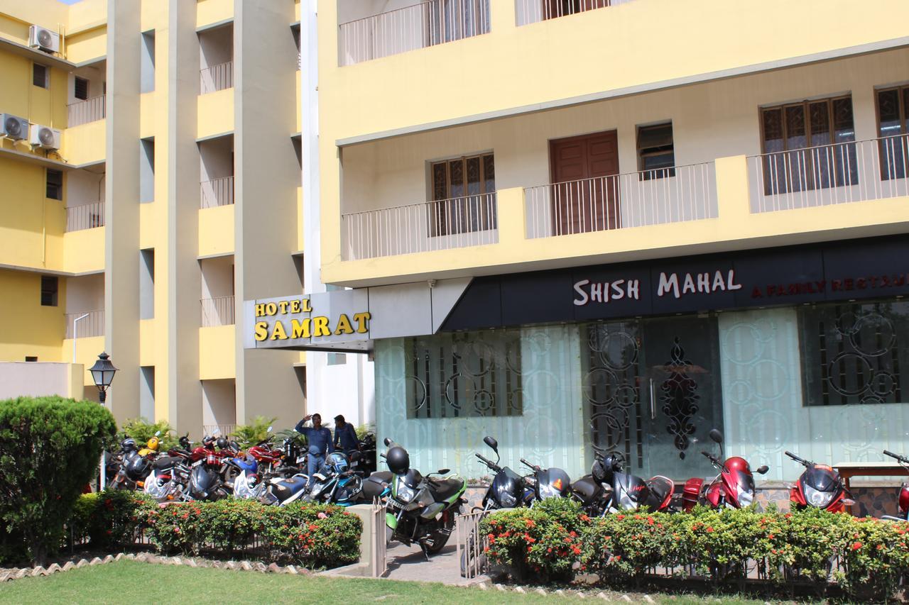 Hotel Samrat Baharampur Exteriér fotografie